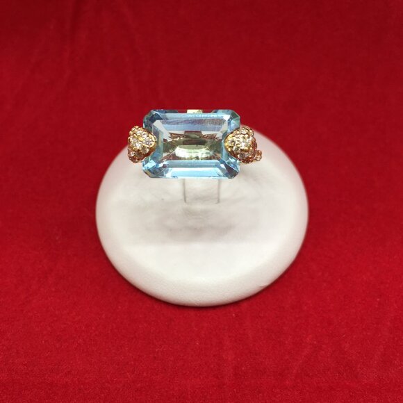 NEVER WORN Stunning 18KT YG Sky Blue Topaz & Diamond Ring. - Picture 10 of 12